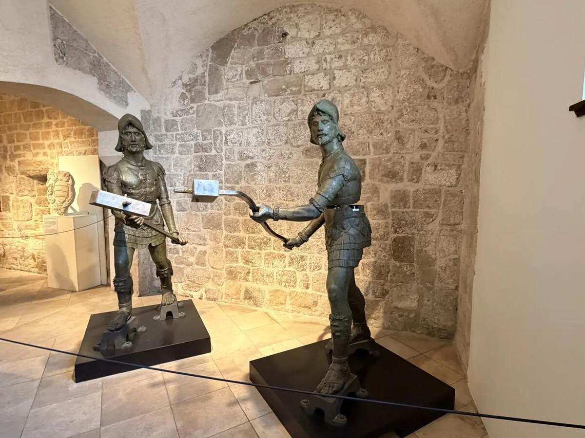 Figuras de bronce de los campaneros históricos