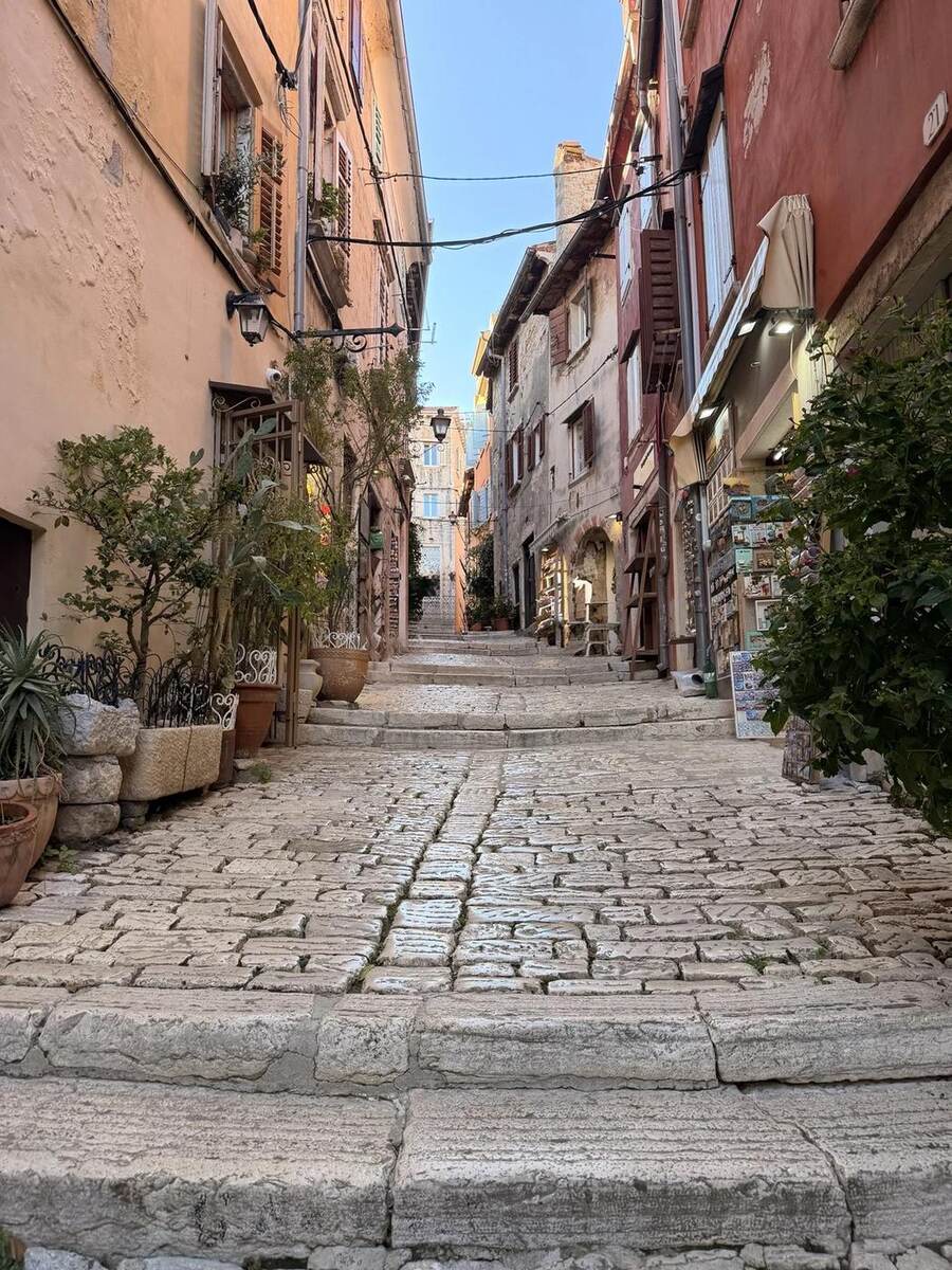Calle empedrada del casco antiguo de Rovinj