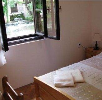 Dormitorio con ventana abierta al entorno del pueblo.