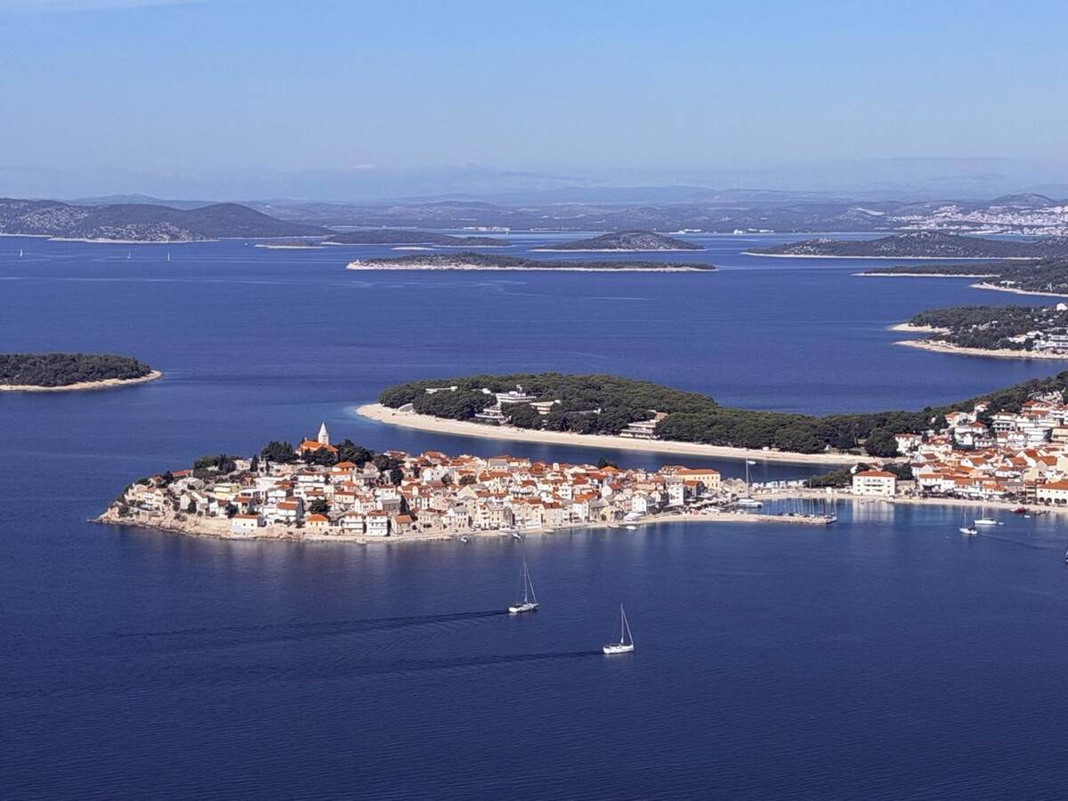 Vista aérea de Primošten desde la colina Gaj