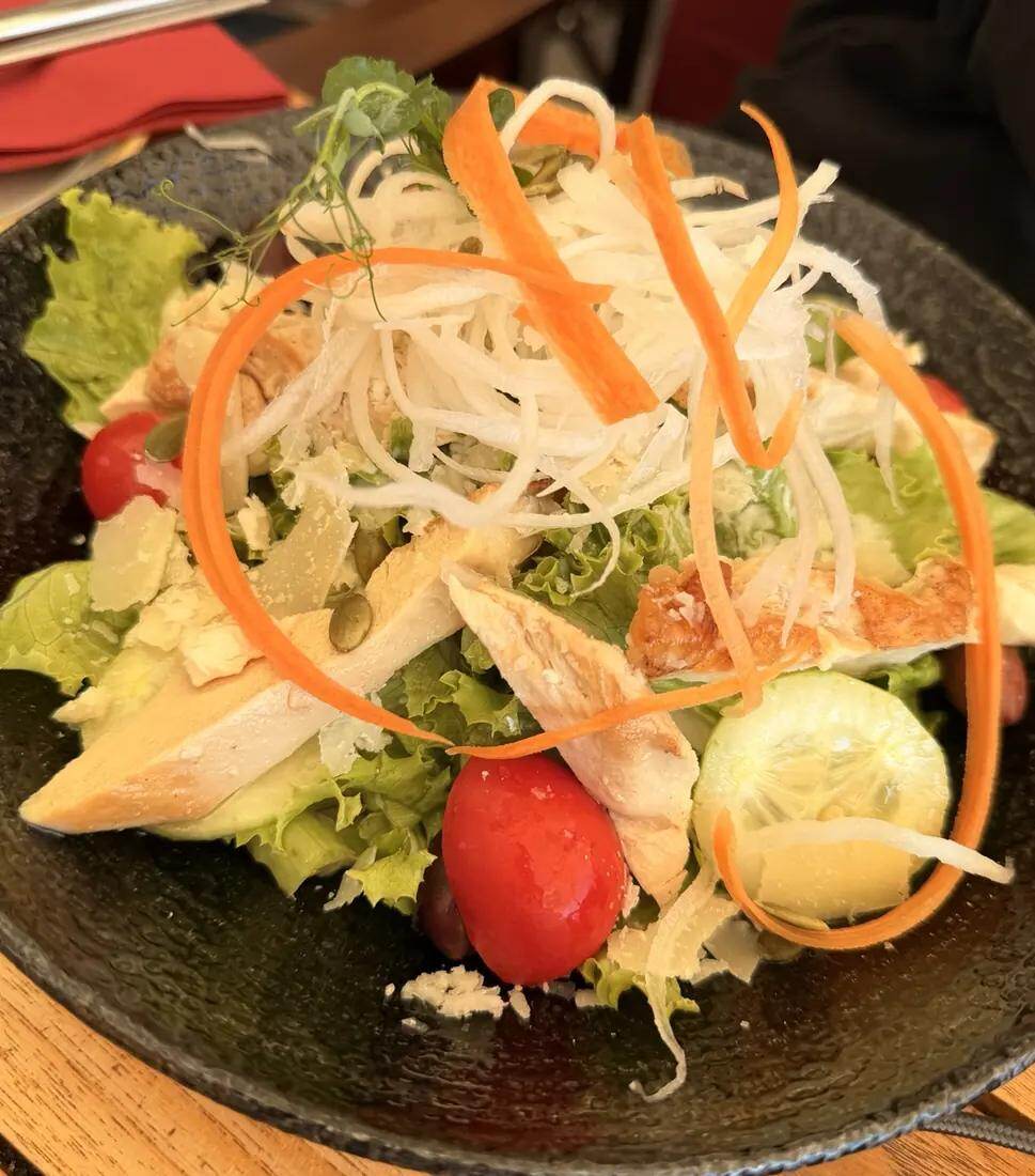 Ensalada con pollo en Dubravka 1836