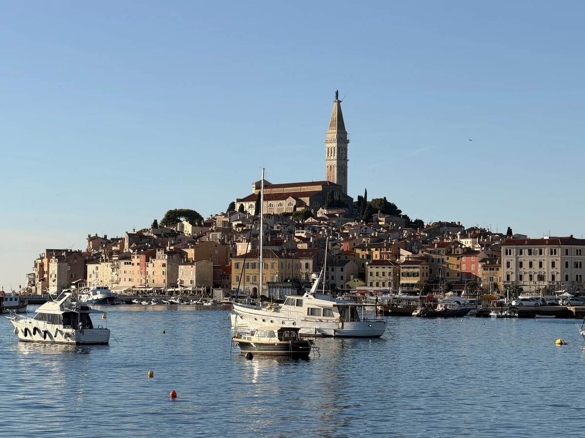 Vista panorámica de Rovinj desde el puerto