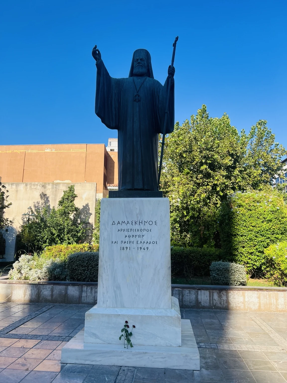 Monumento al arzobispo Damaskinos