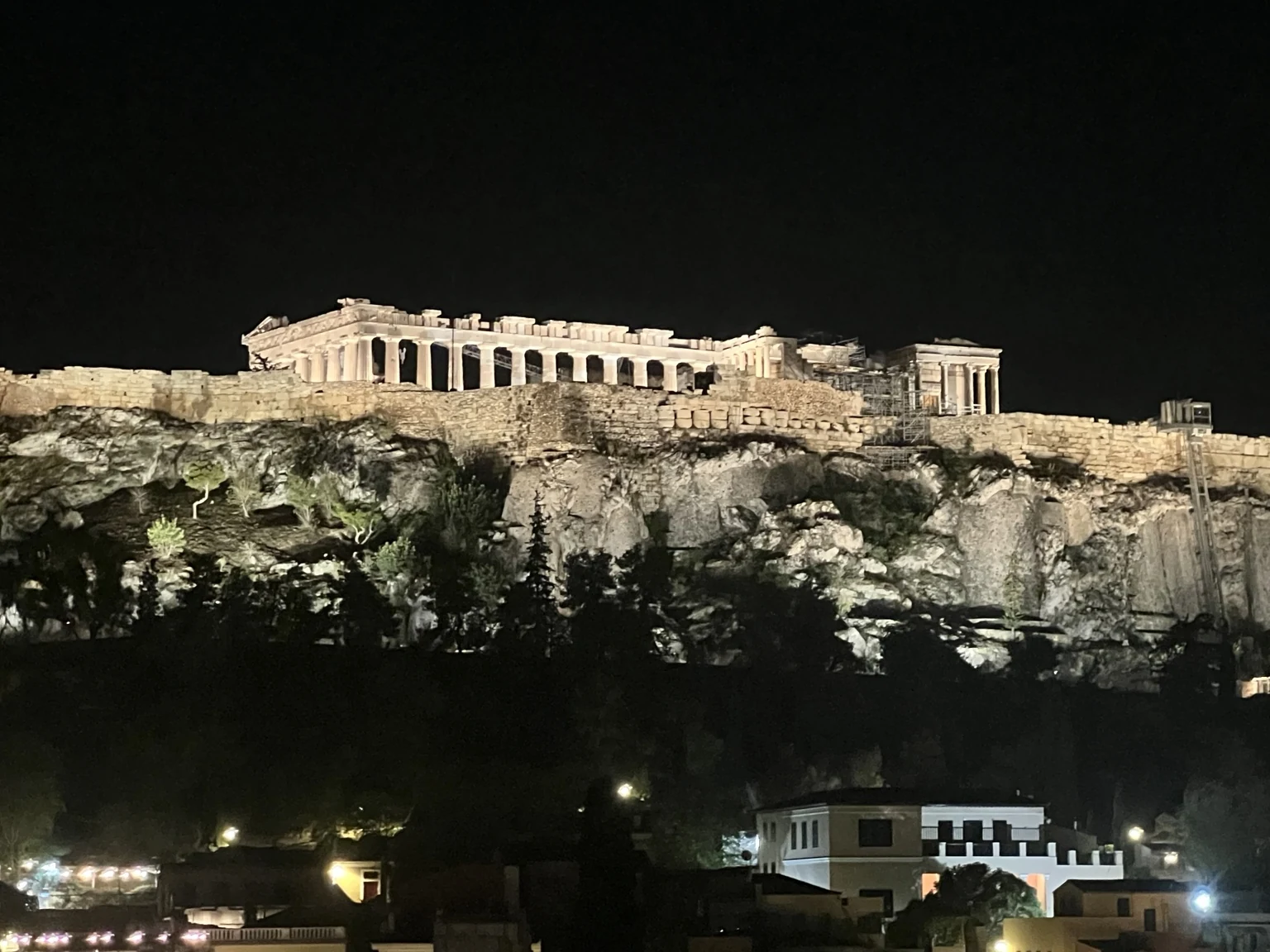 Acrópolis iluminada desde la azotea del Hotel Plaka
