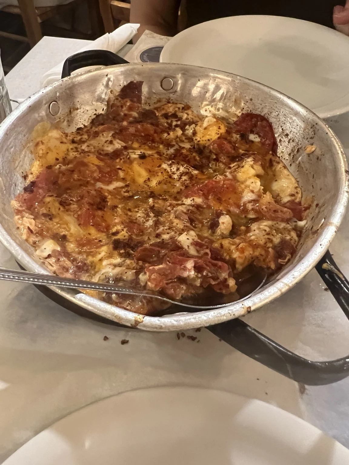 Plato caliente en Ta Karamanlidika