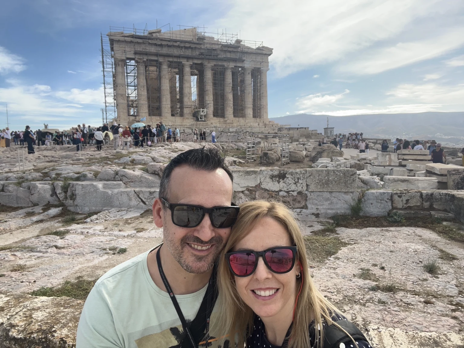 Txema y Alaitz ante el Partenón de Atenas