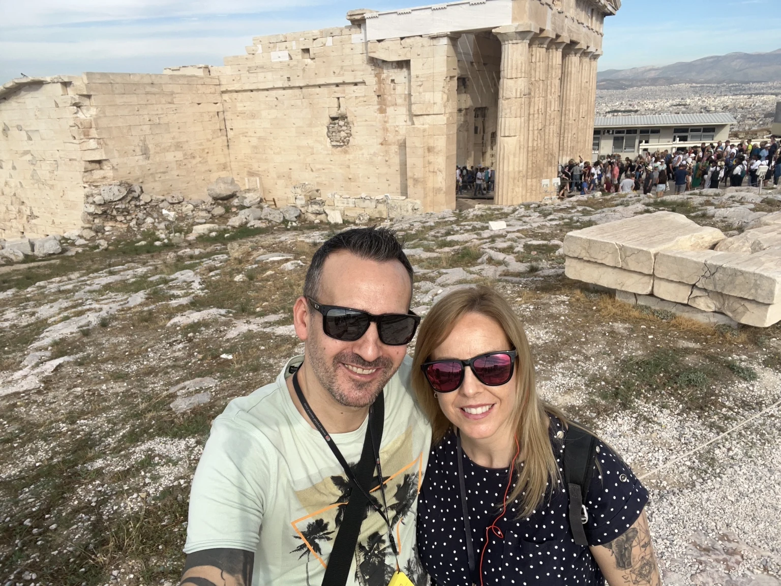Txema y Alaitz en la Acrópolis junto al Partenón