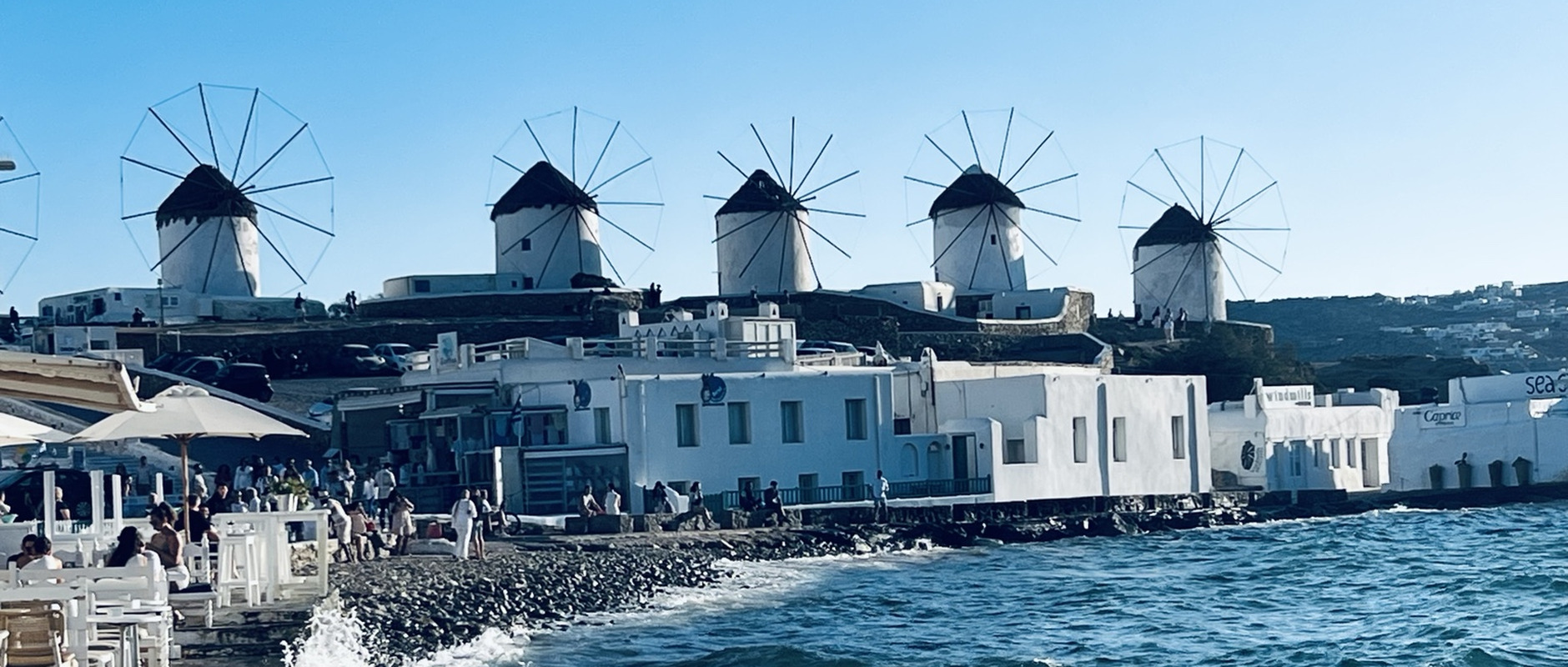 Molinos de viento de Mykonos junto al mar