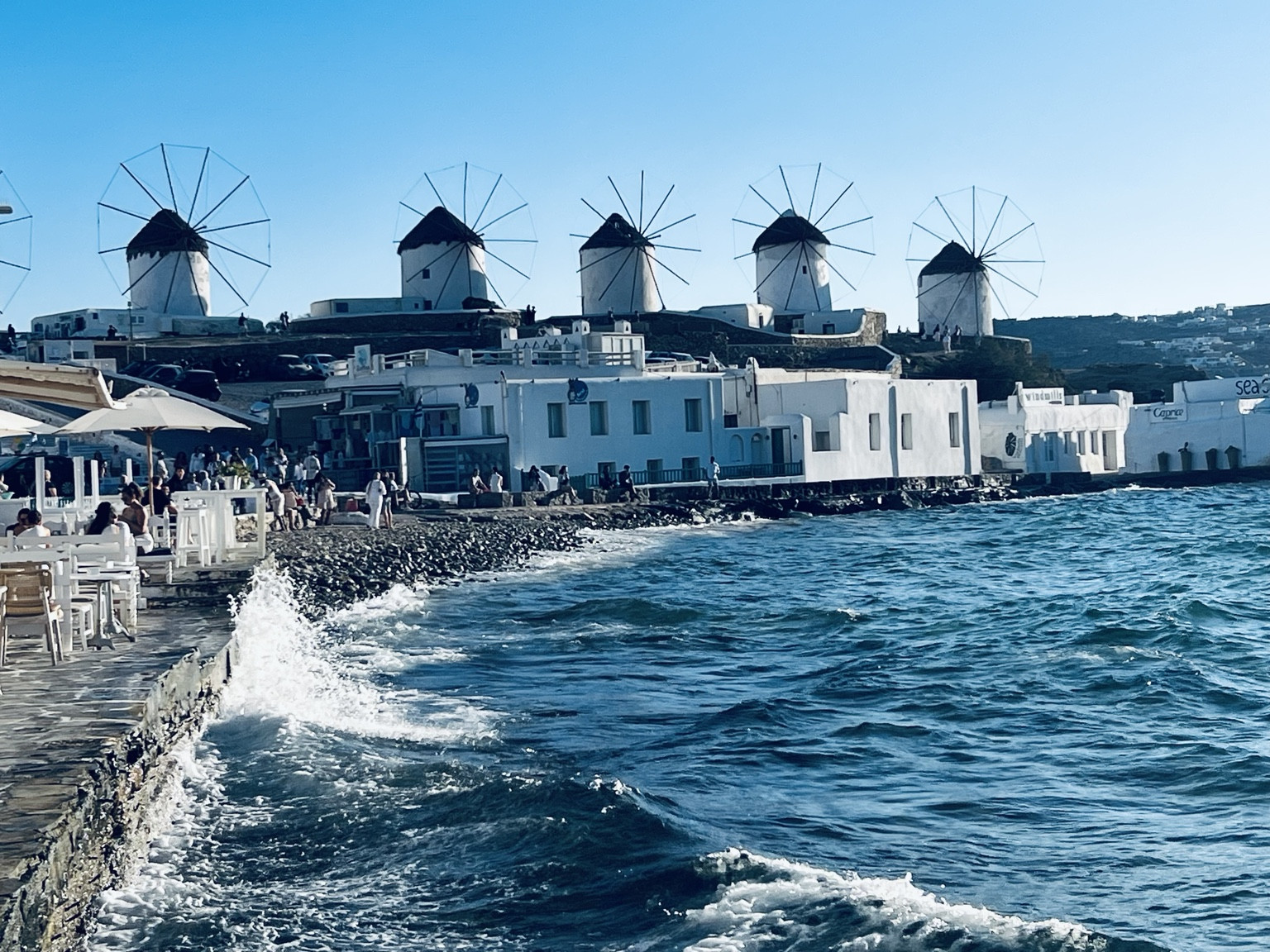 Molinos de viento de Mykonos junto al mar