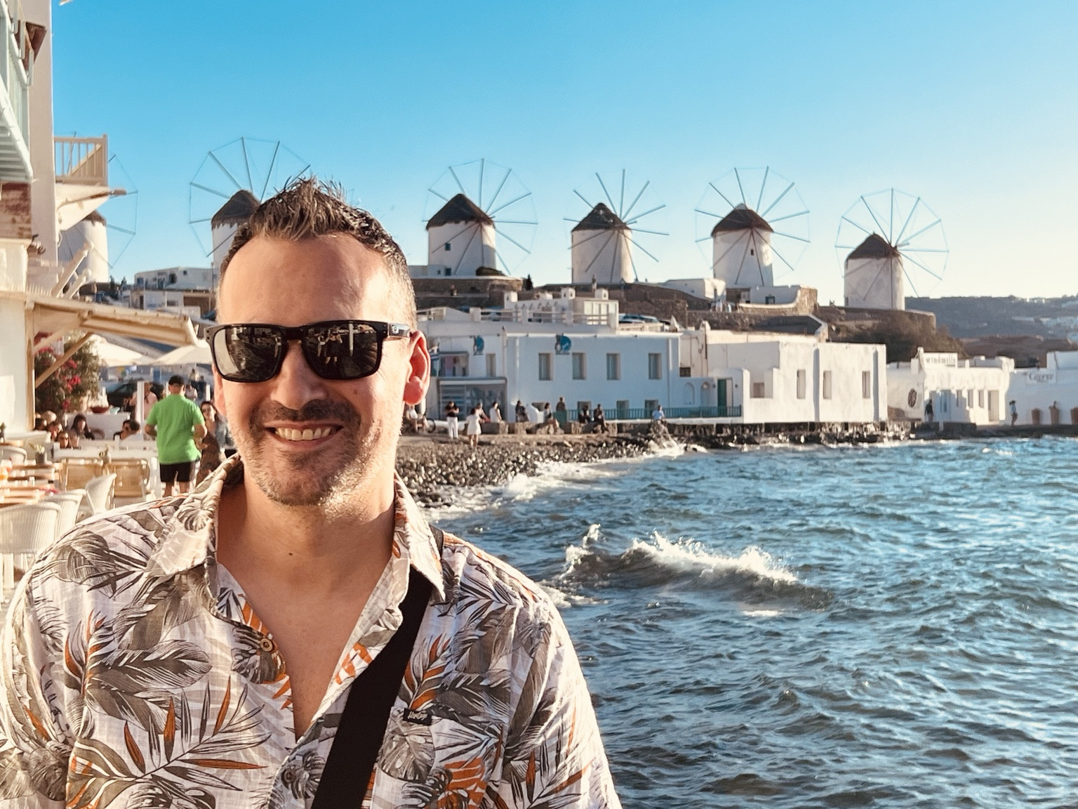 Txema con los molinos de Mykonos al fondo