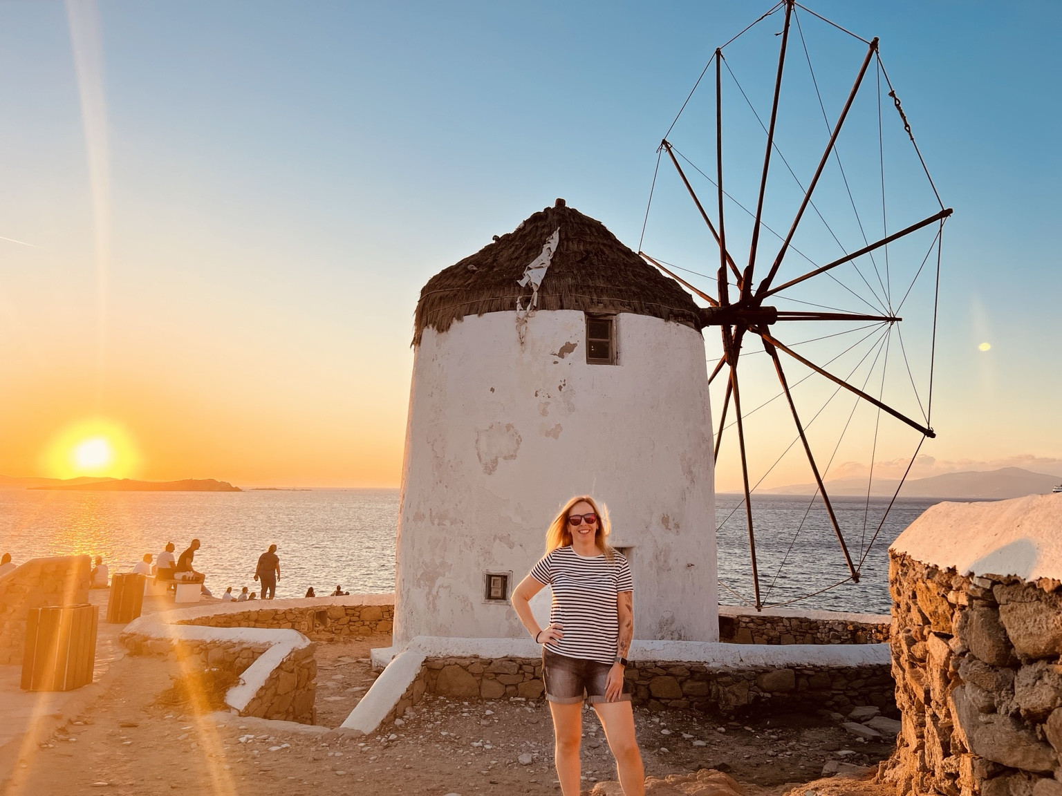 Alaitz junto a un molino durante el atardecer