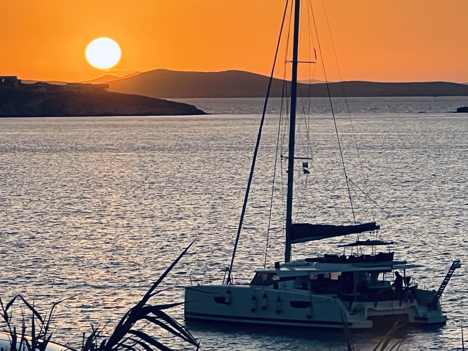 Atardecer con veleros frente a Mykonos