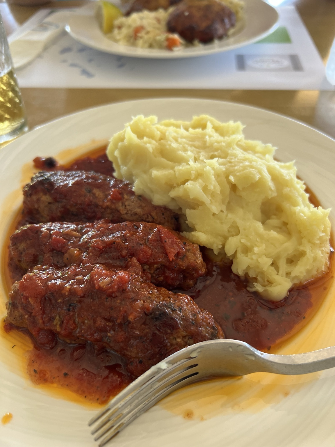Plato de carne con puré en Oregano Mykonos