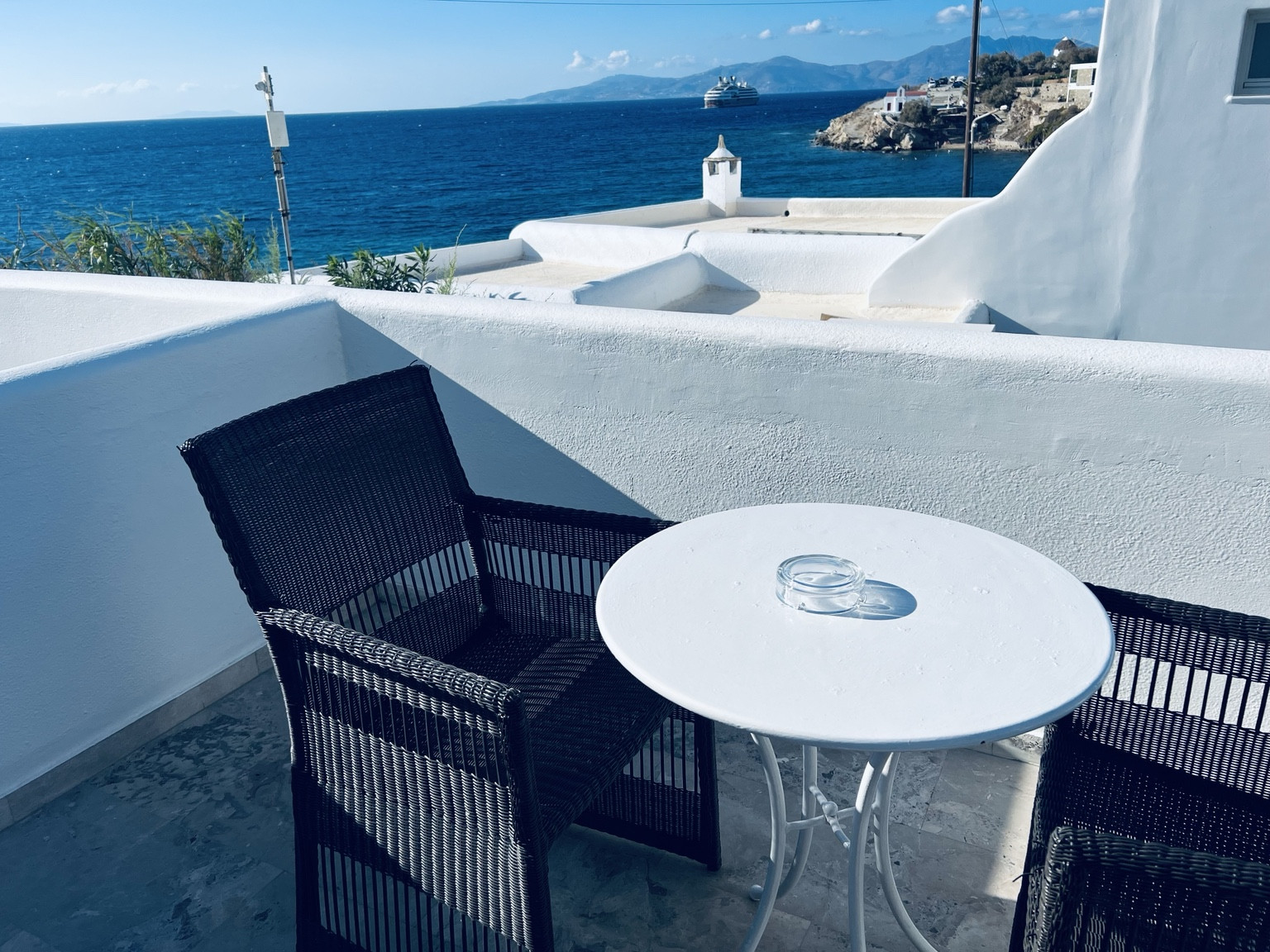 Terraza con vistas al mar del Poseidon Hotel Suites