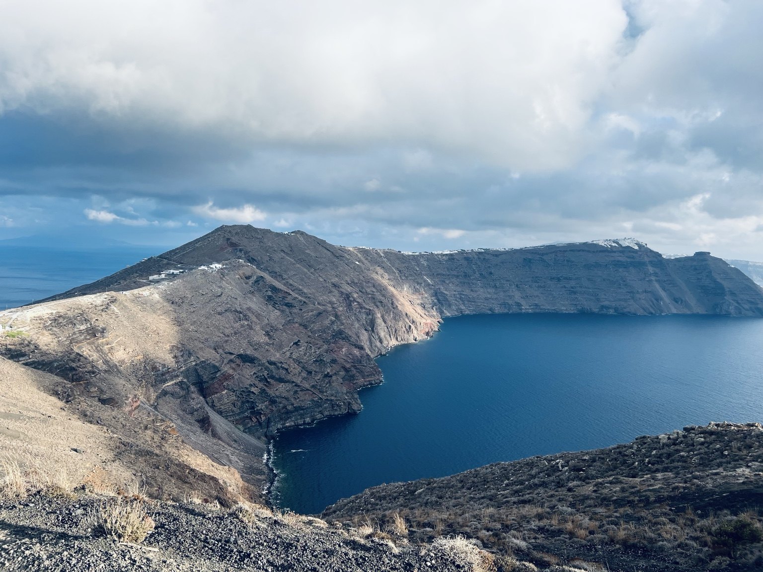 Paisaje del sendero hacia Oia