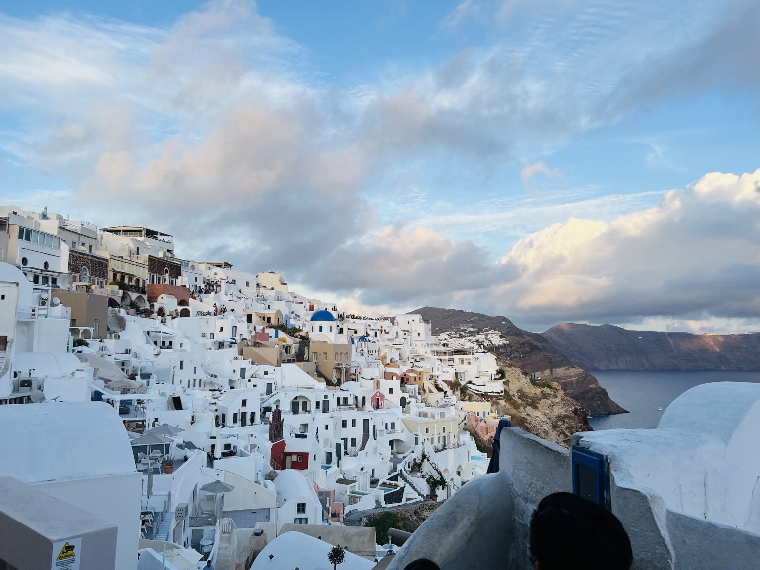 Casas blancas de Oia sobre el acantilado