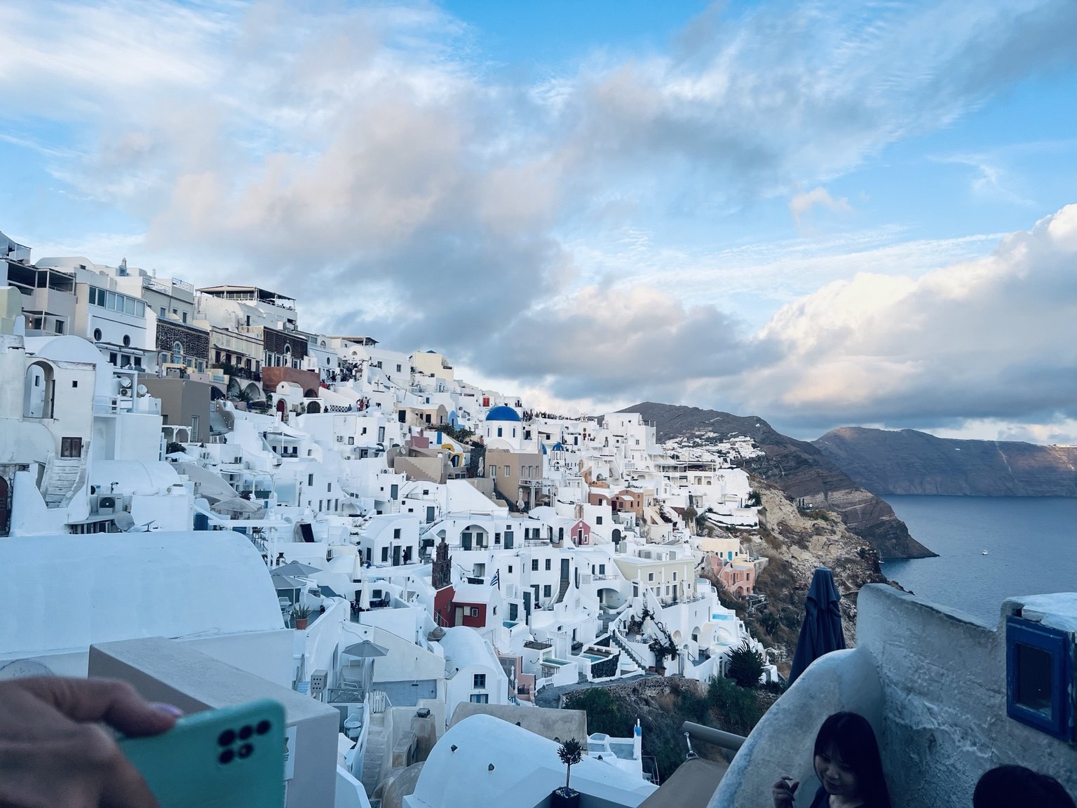 Casas blancas y vista de la caldera