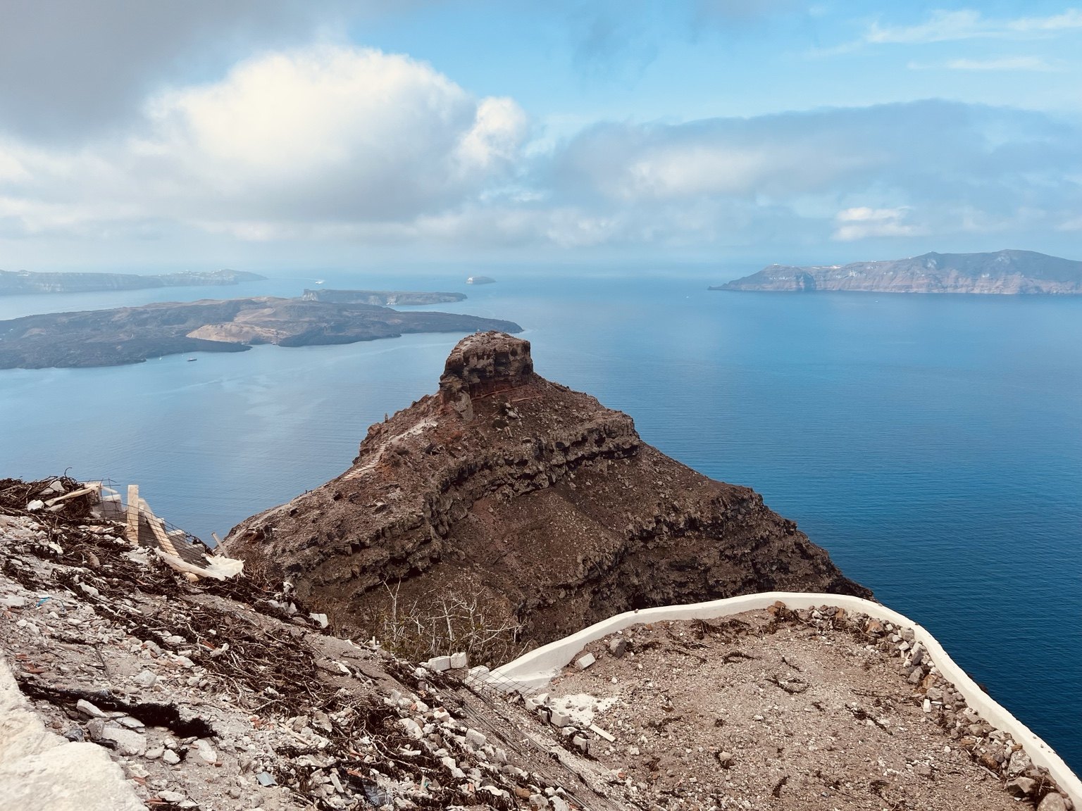 Vista de Oia y la roca volcánica