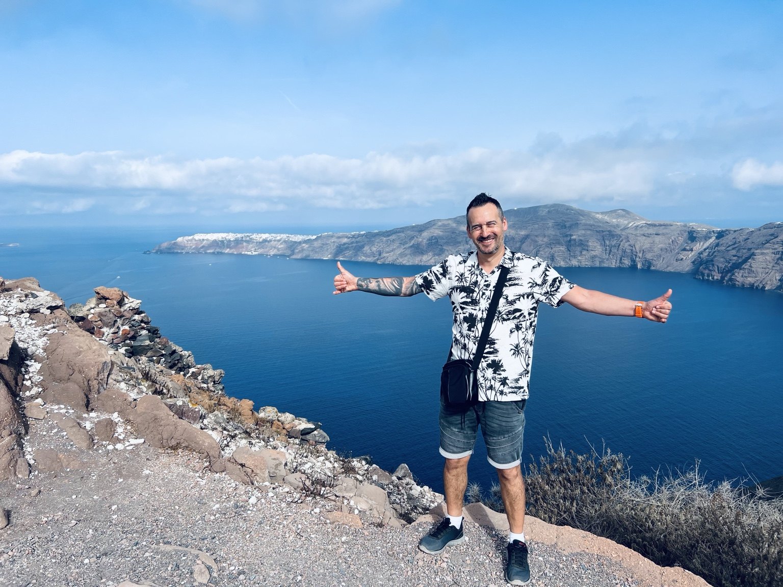 Txema con la caldera al fondo
