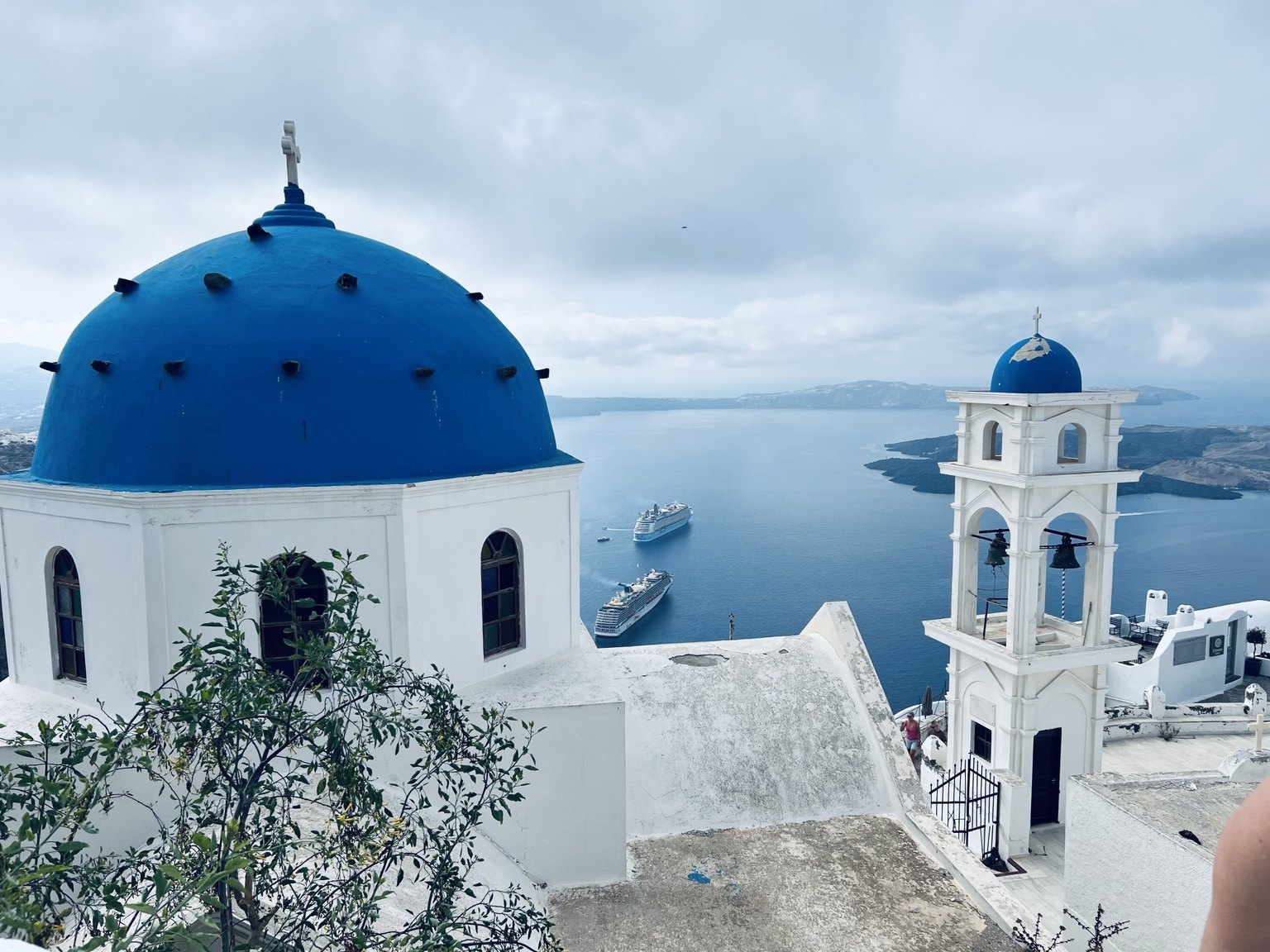 Iglesia de cúpula azul en Fira