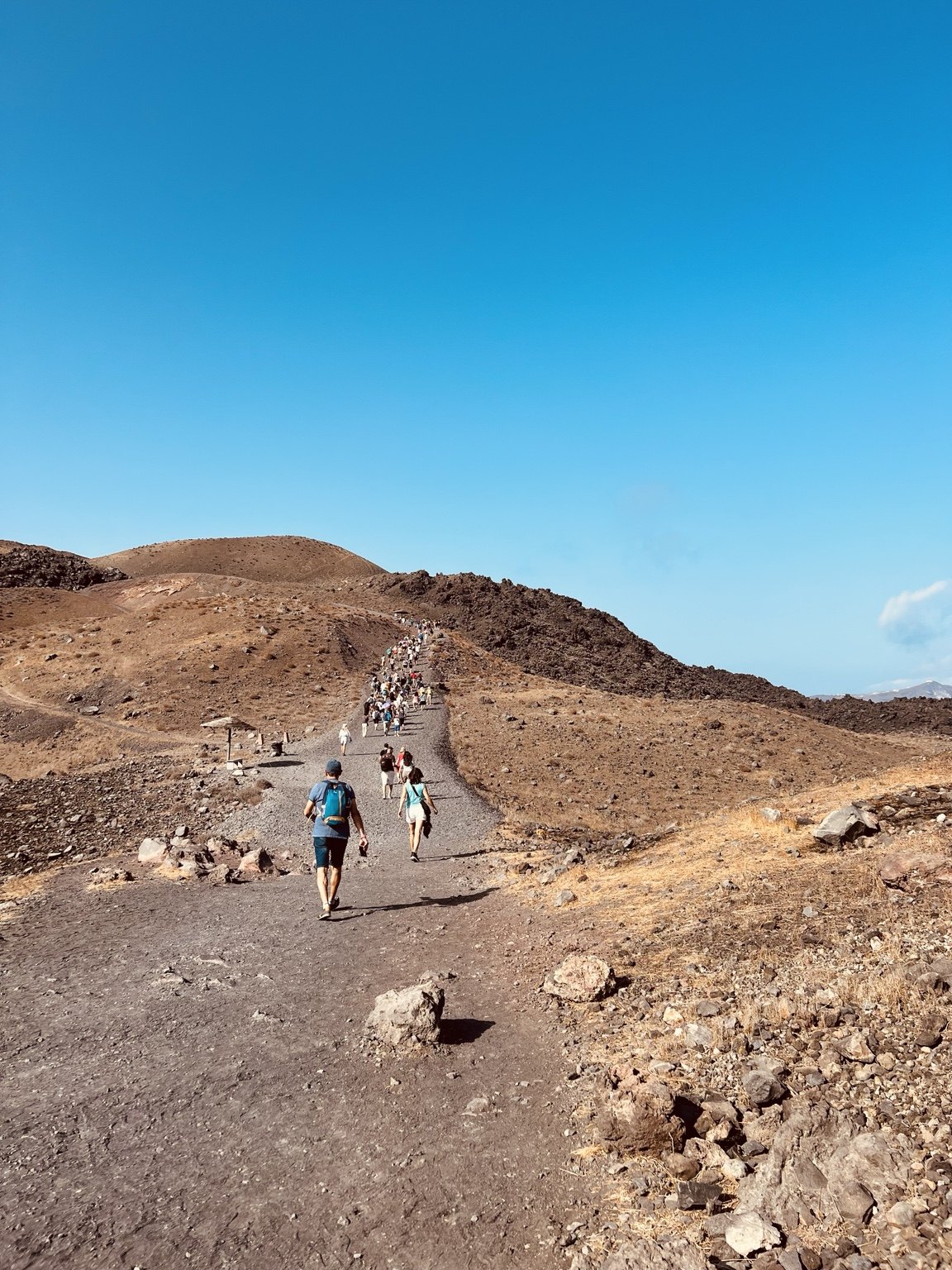 Grupo caminando hacia el volcán