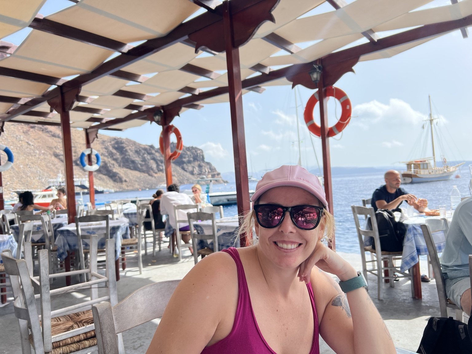 Alaitz en la terraza junto al mar