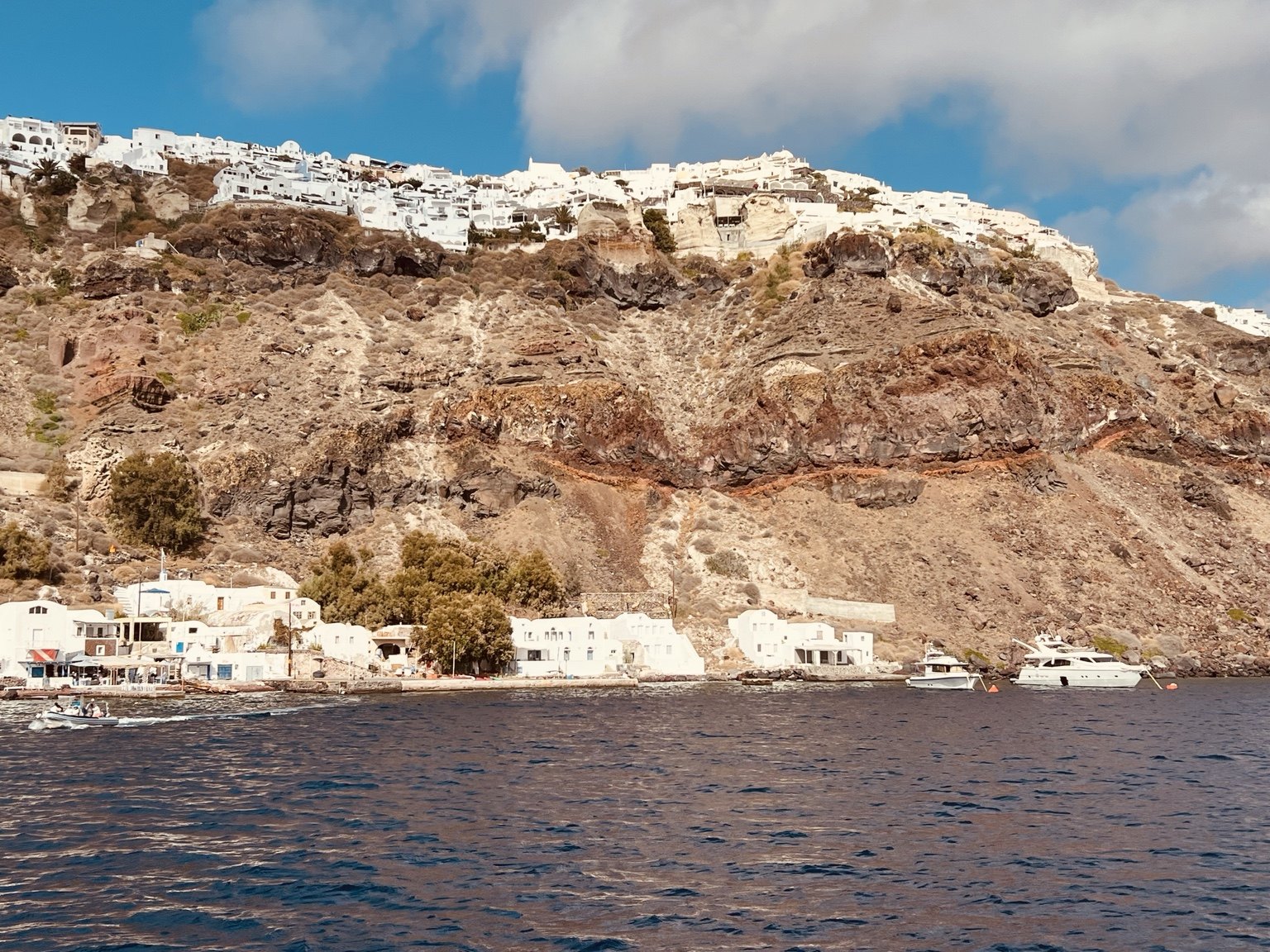 Oia sobre el acantilado vista desde el mar