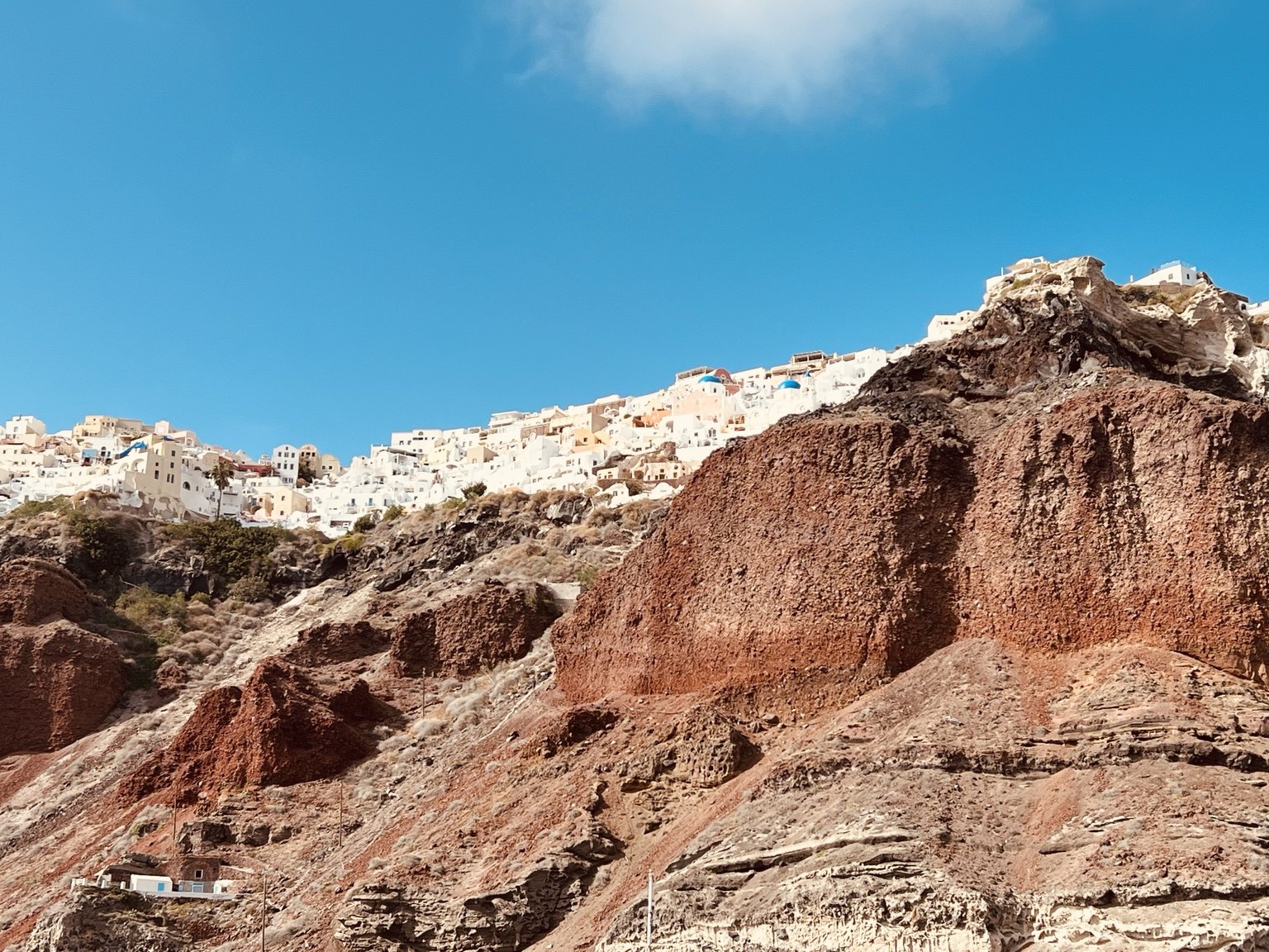 Capas volcánicas bajo Oia