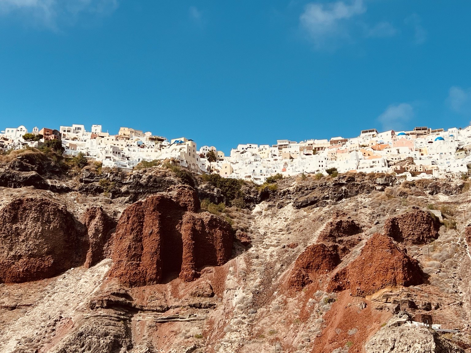 Panorámica completa de Oia desde el agua