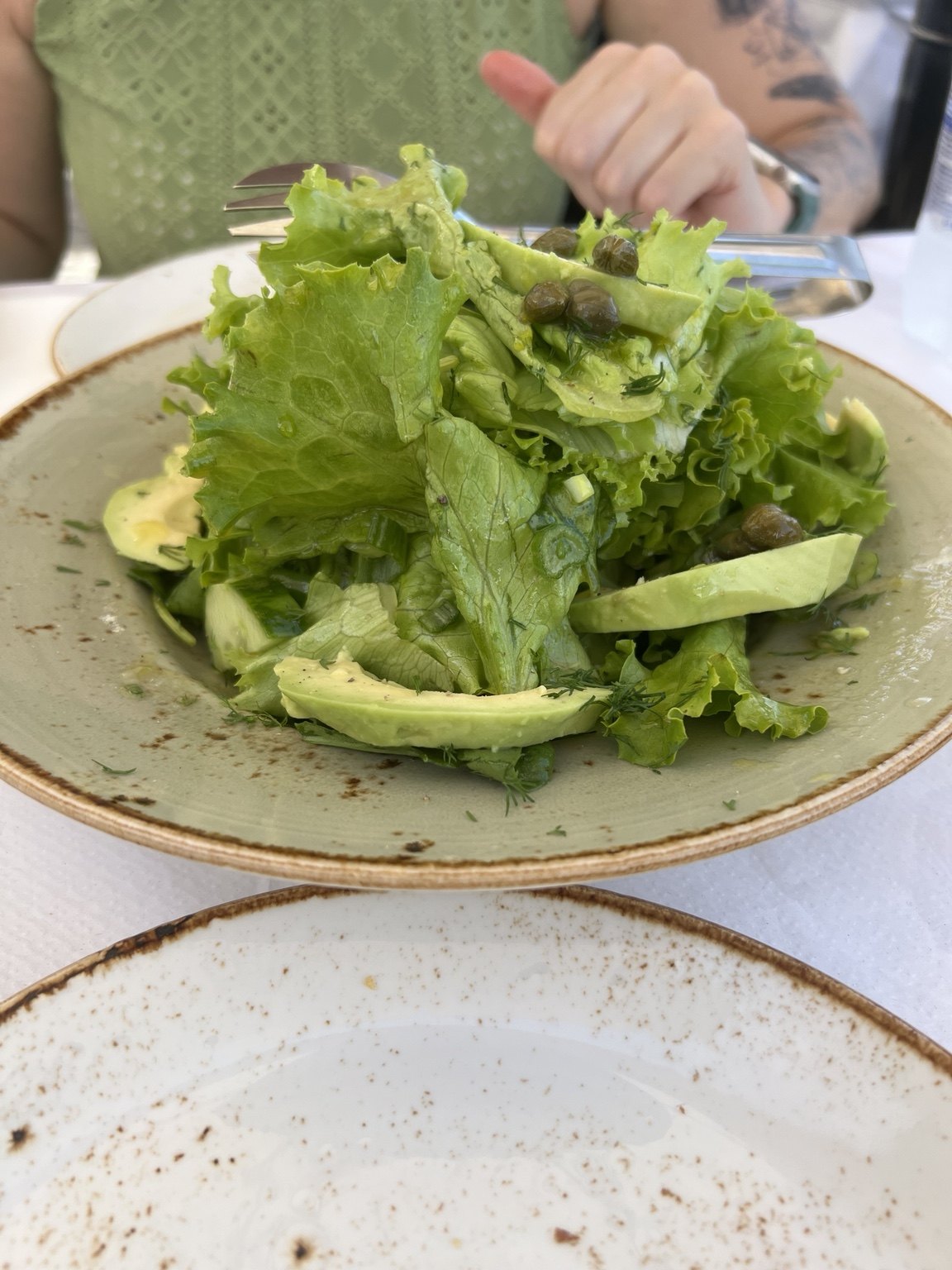 Ensalada con aguacate y alcaparras en Metaxi Mas