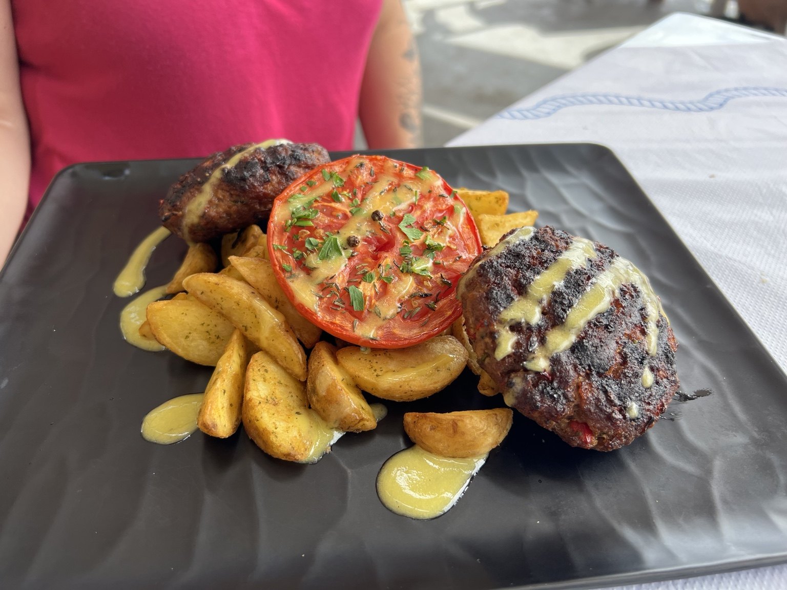 Carne con patatas en Thirasia