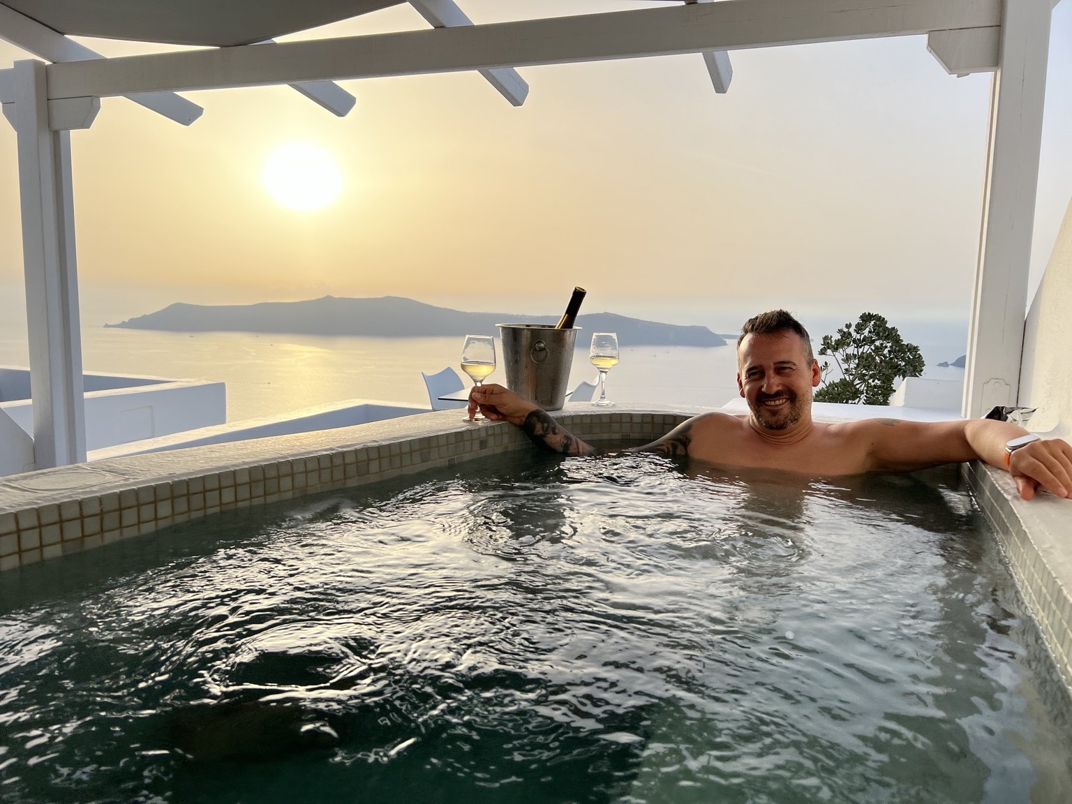 Txema disfrutando del jacuzzi con vistas a la caldera