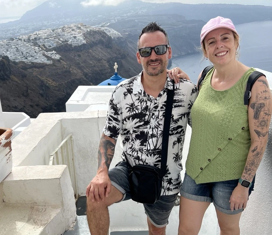 Txema y Alaitz frente a la caldera de Santorini