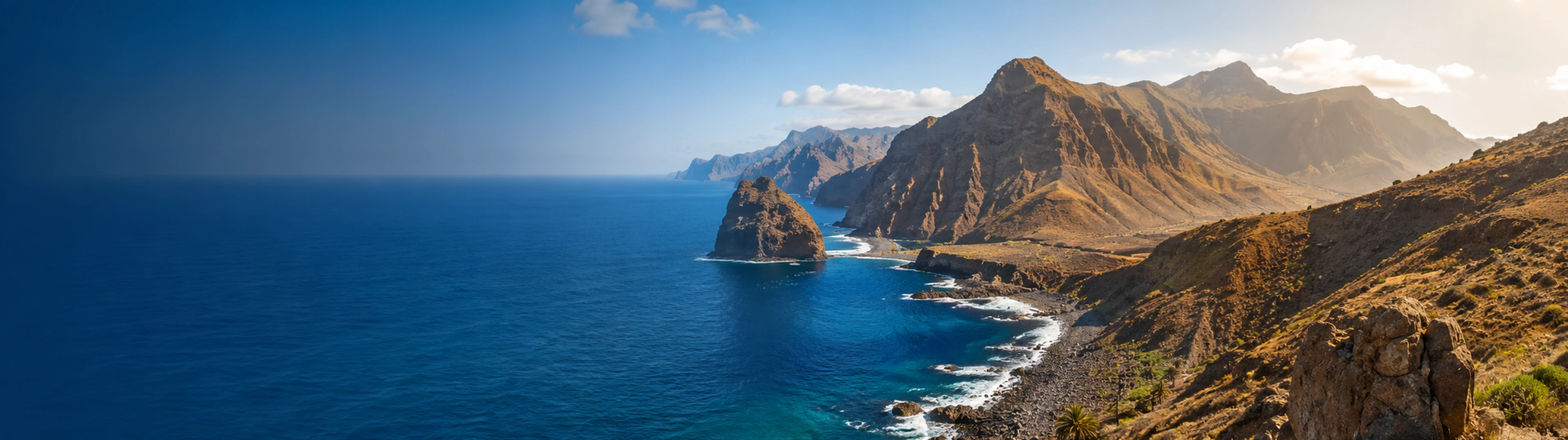 Vista aérea de Costa Meloneras, el paseo marítimo y la costa