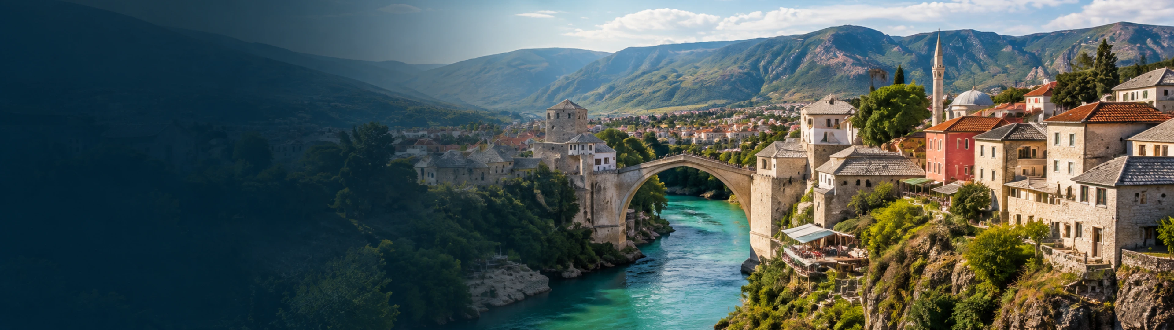 Stari Most sobre el río Neretva visto desde el casco antiguo de Mostar