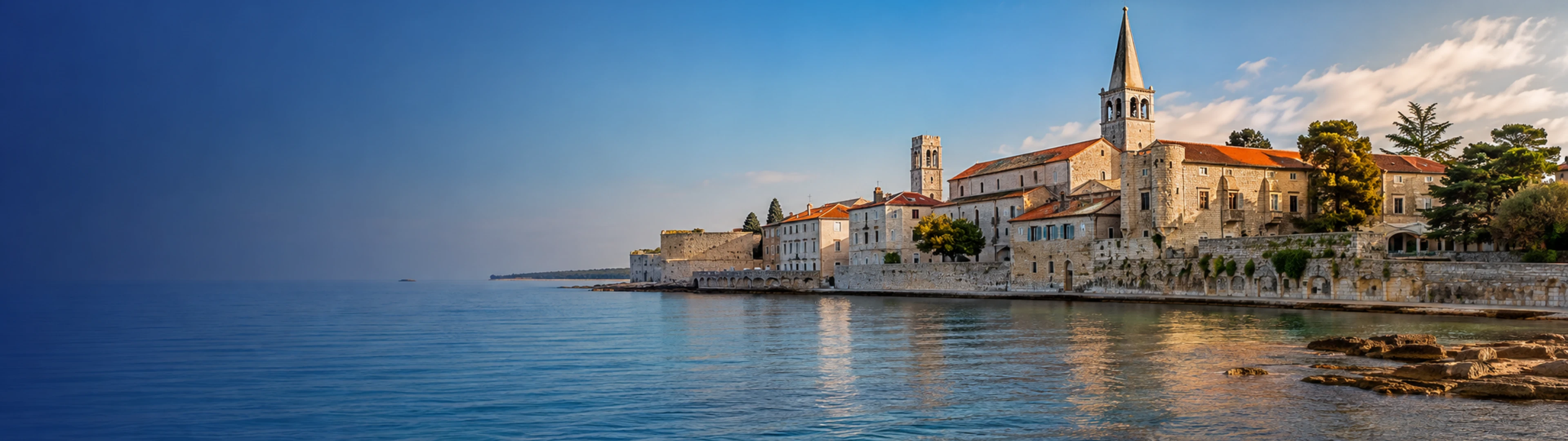Paseo marítimo de Poreč junto al mar Adriático