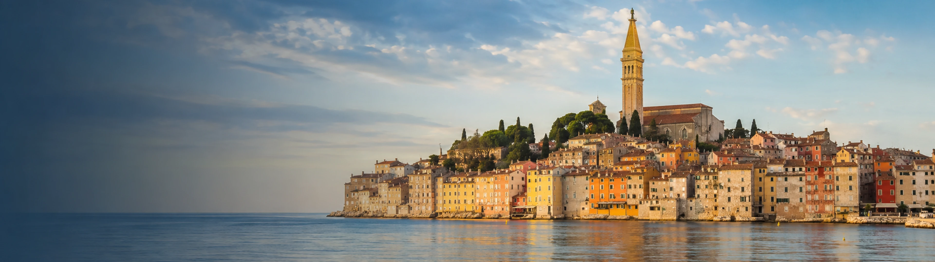 Vista panorámica del casco antiguo de Rovinj y la iglesia de Santa Eufemia desde el puerto