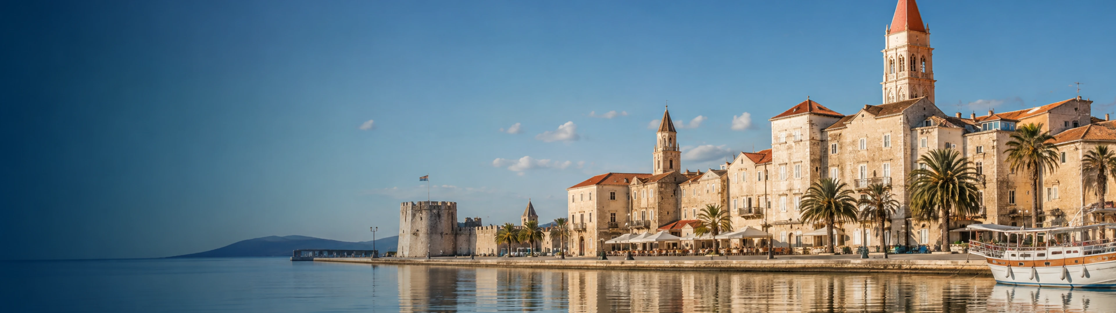 Ayuntamiento histórico de Trogir bajo el cielo azul