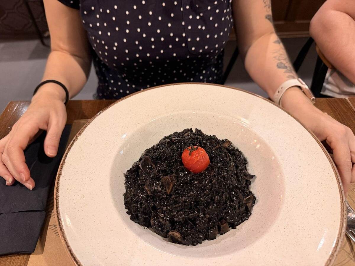 Risotto negro servido en 4 Kantuna durante nuestra comida en Zadar