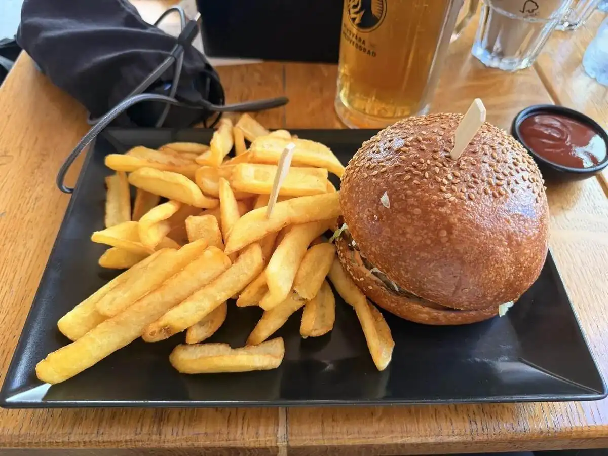 Hamburguesa de nuestra comida en 69 Food de Pula