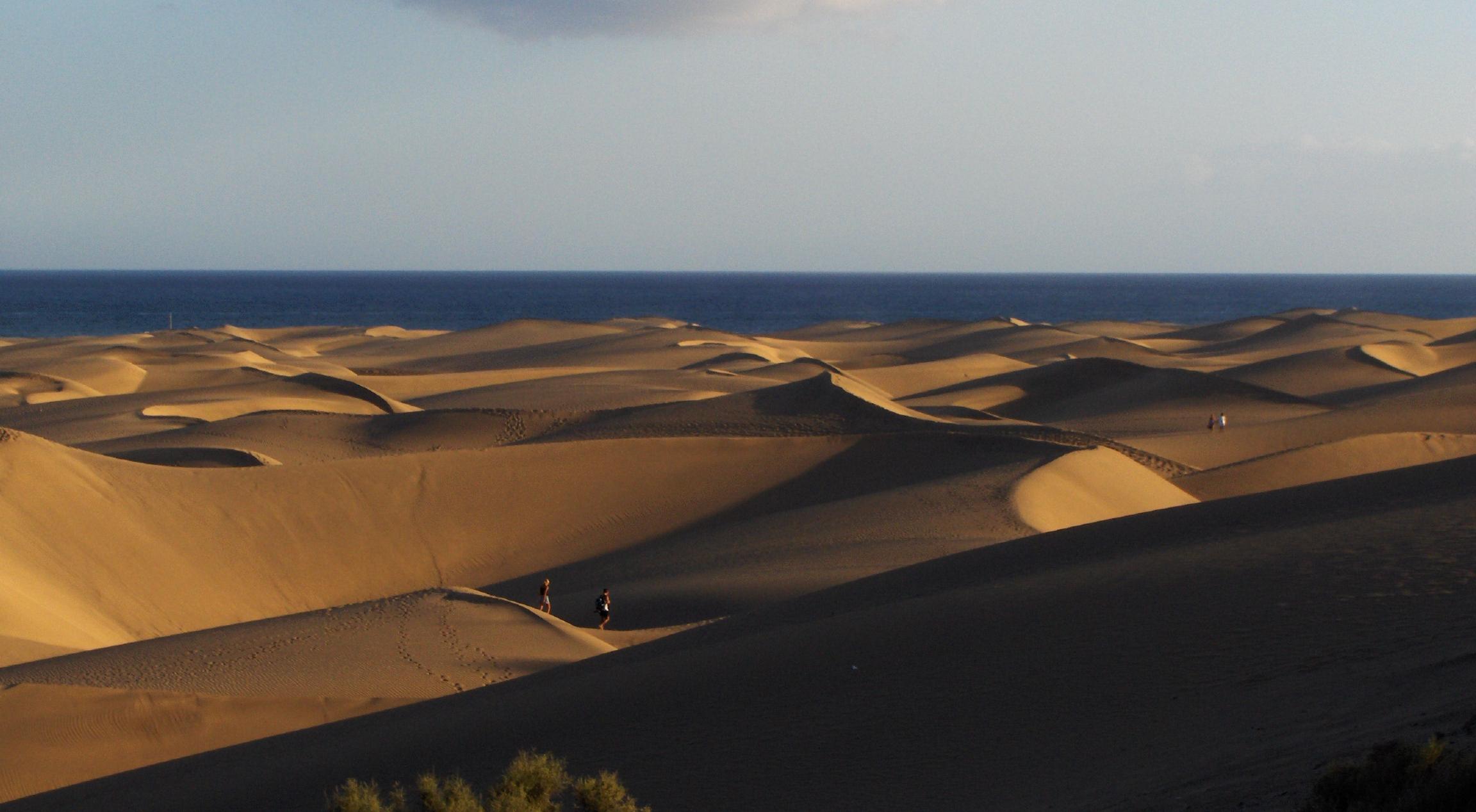 Txema y Alaitz frente a las Dunas de Maspalomas