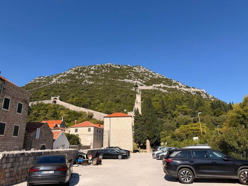 Murallas de Ston ascendiendo por la montaña desde el pueblo