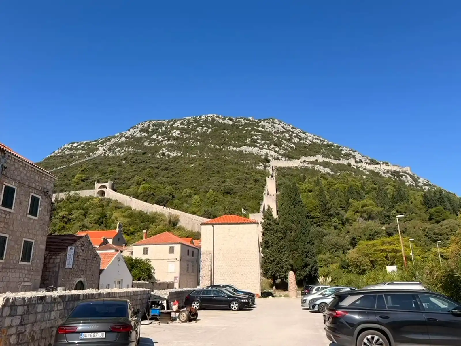 Vista del acceso a las murallas de Ston desde la zona del pueblo y el aparcamiento
