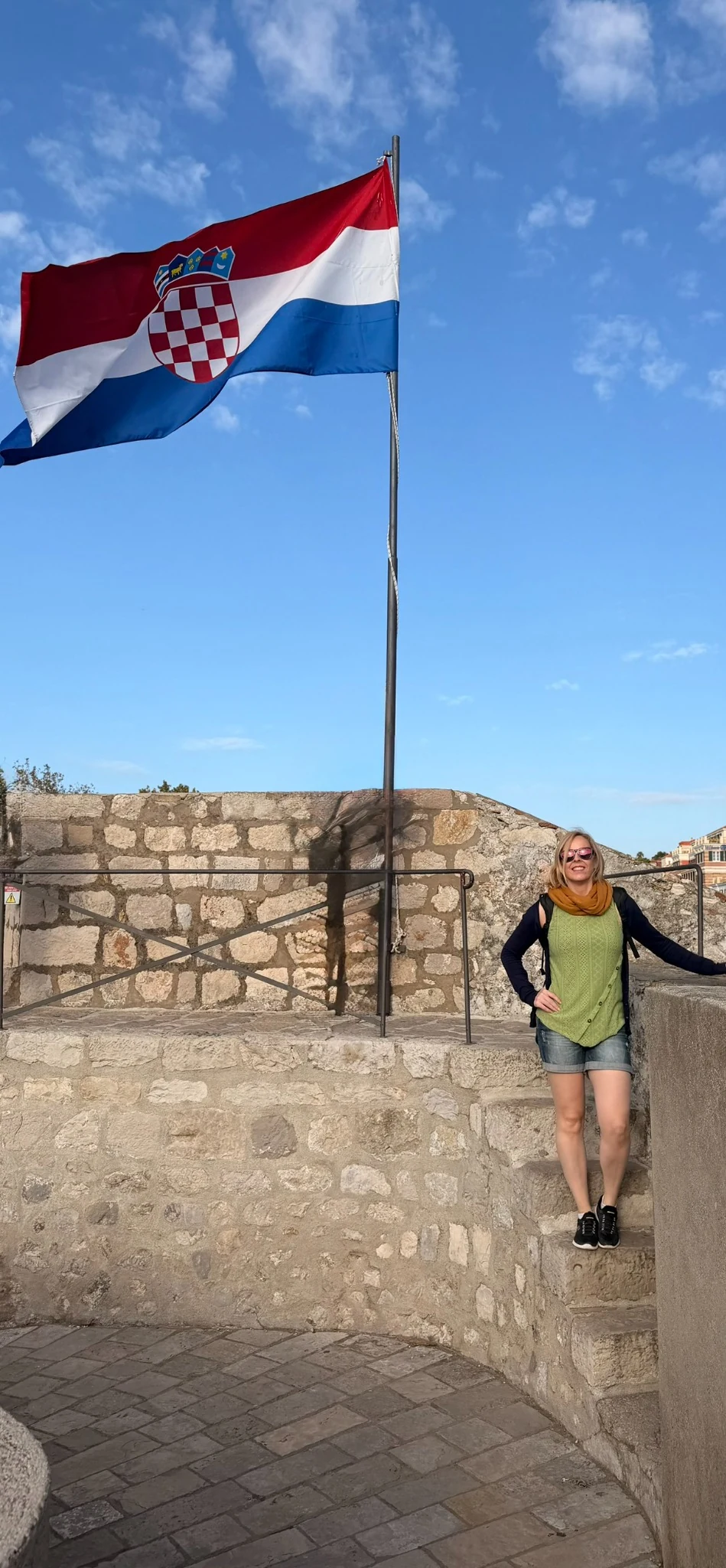 Alaitz junto a la bandera de Croacia durante el recorrido por las murallas