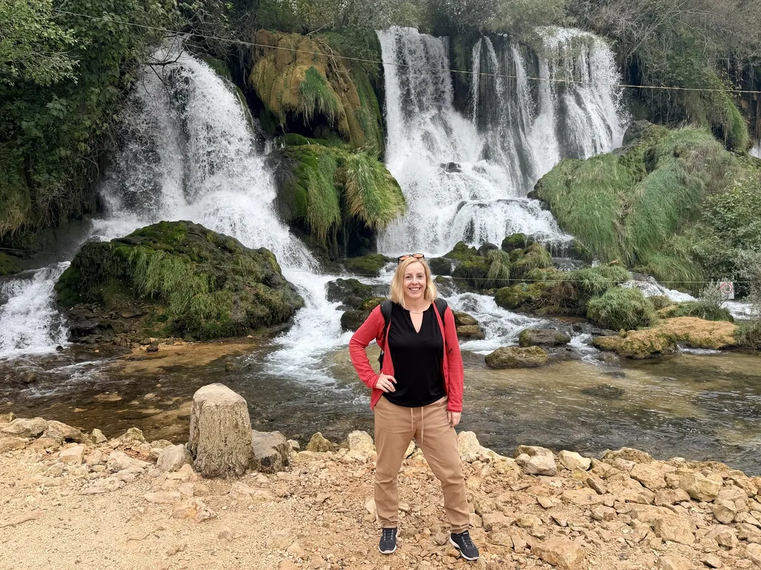 Alaitz junto a la laguna y las cascadas de Kravice