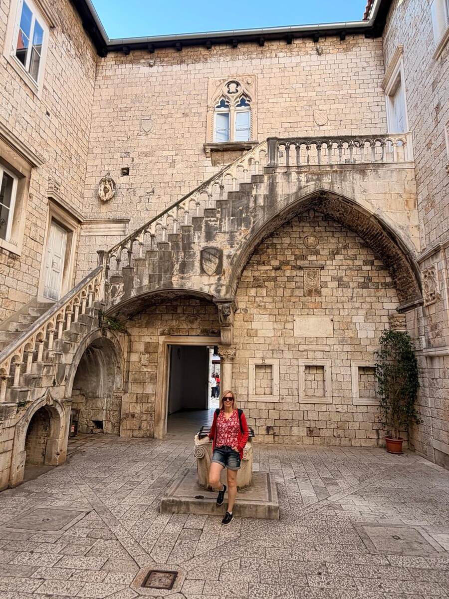 Alaitz en el patio histórico del Ayuntamiento de Trogir
