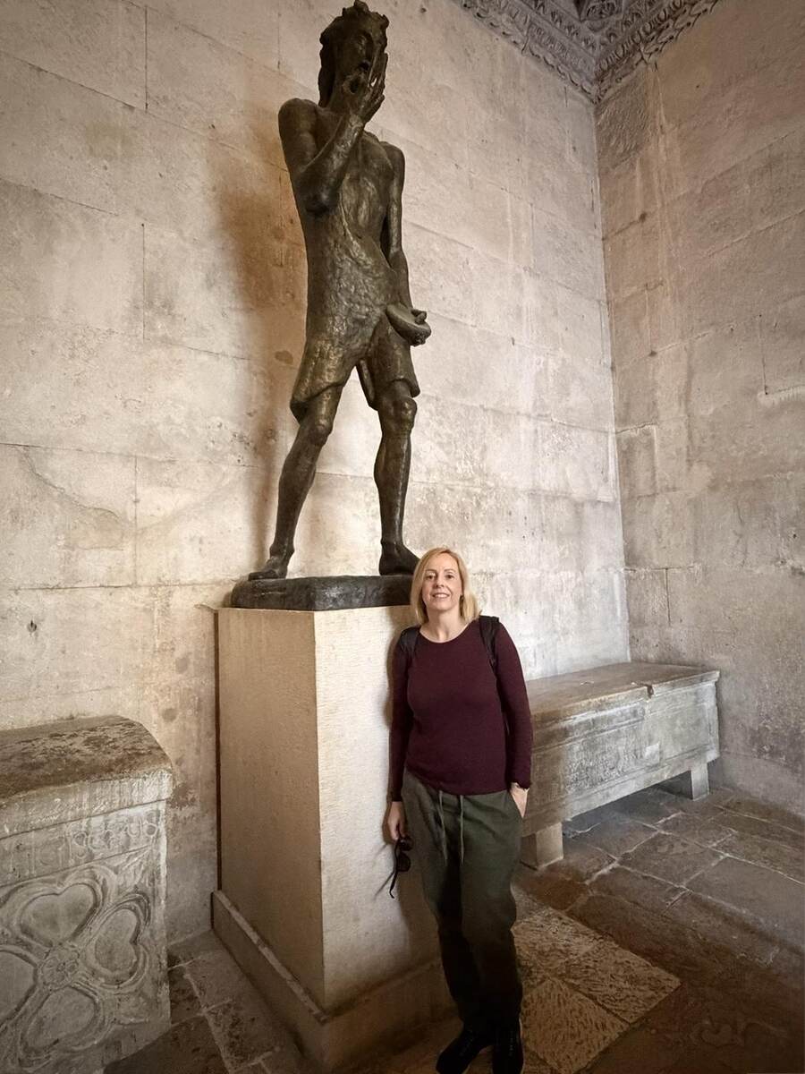 Alaitz junto a la estatua del interior del Templo de Júpiter de Split
