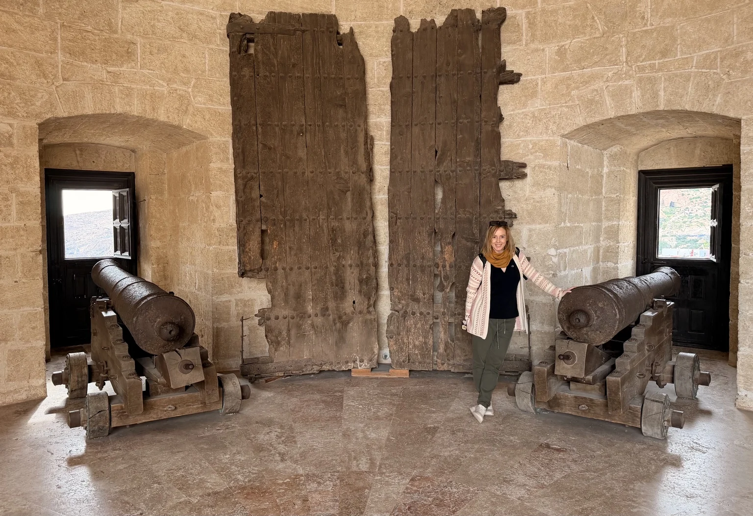 Alaitz entre los cañones de la Alcazaba de Almería