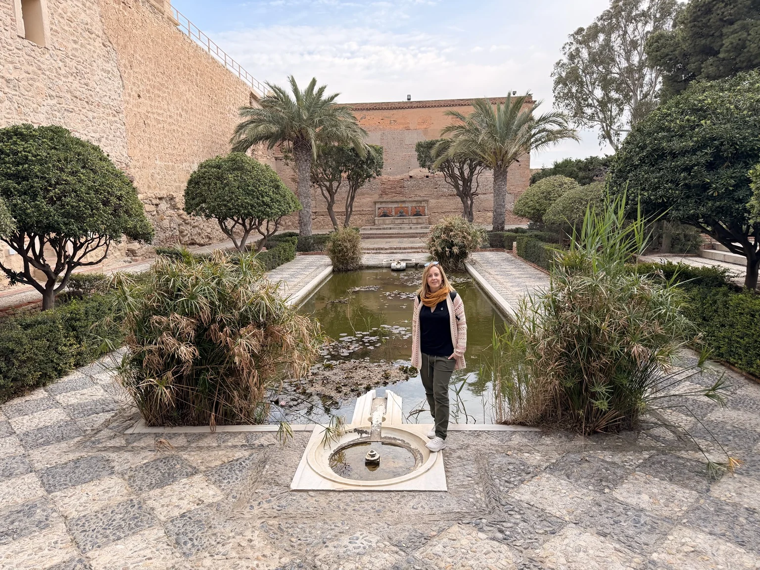 Alaitz en los jardines de la Alcazaba de Almería
