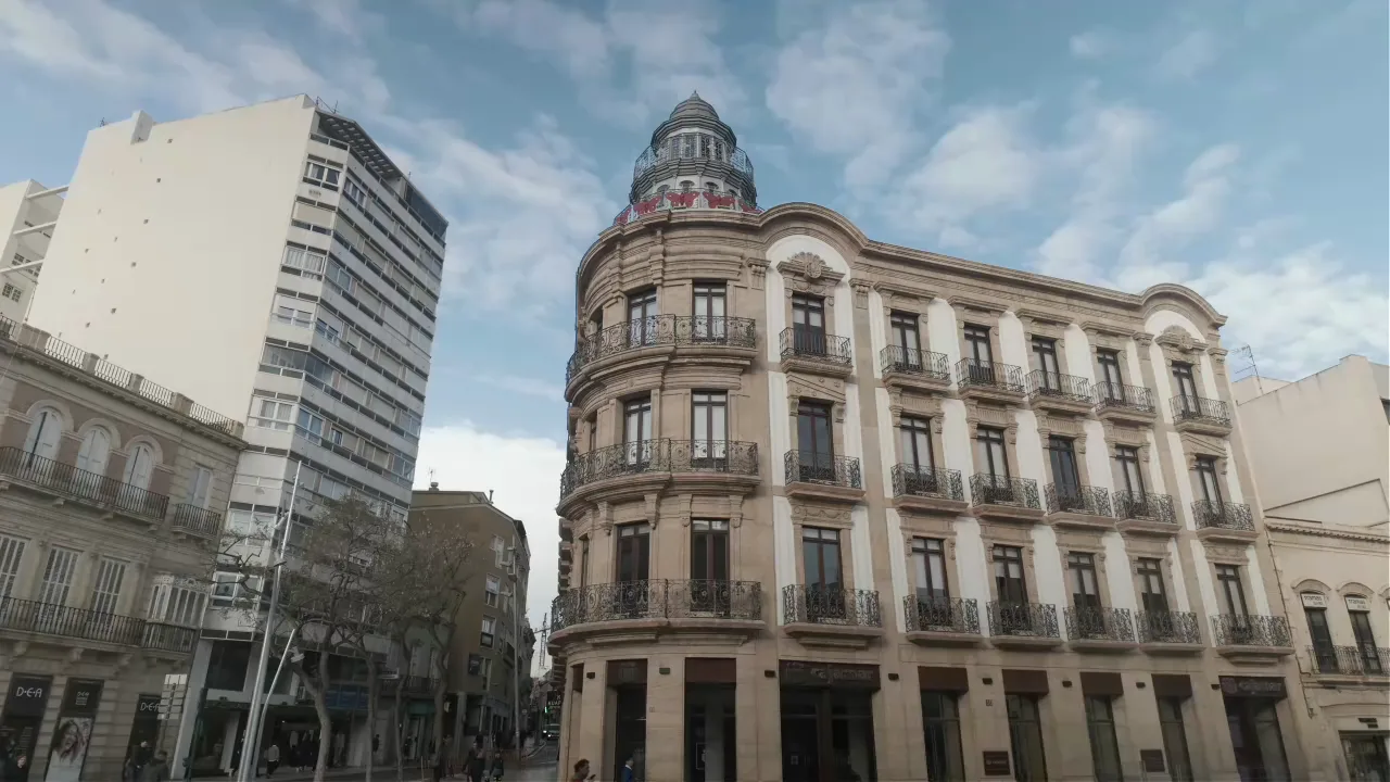 Puerta de Purchena, Casa de las Mariposas y un Americano